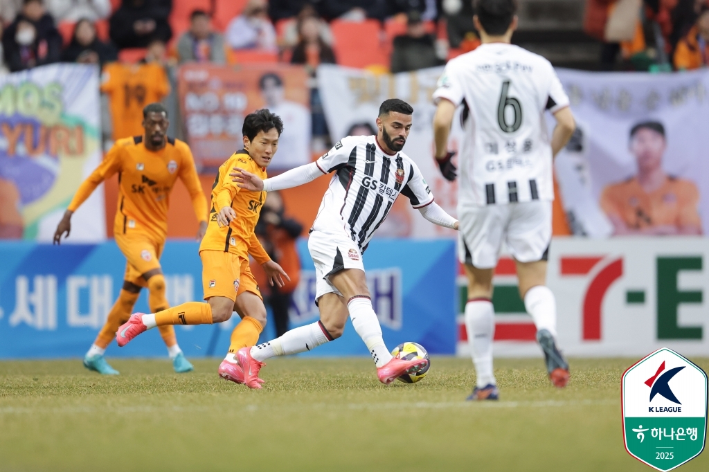 제주SK FC는 15일 제주월드컵경기장에서 열린 FC서울과의 하나은행 K리그1 2025 개막전에서 전반 15분 김준하의 선제골과 후반 12분에 나온 이건희의 추가골에 힘입어 2-0 승리를 거뒀다. 올시즌 제주의 합류한 2005년생 유망주 김준하와 신입생 이건희가 나란히 득점에 성공하면서 제주는 시즌 첫 경기를 승리로 장식하는데 성공했다. 한국프로축구연맹 제공