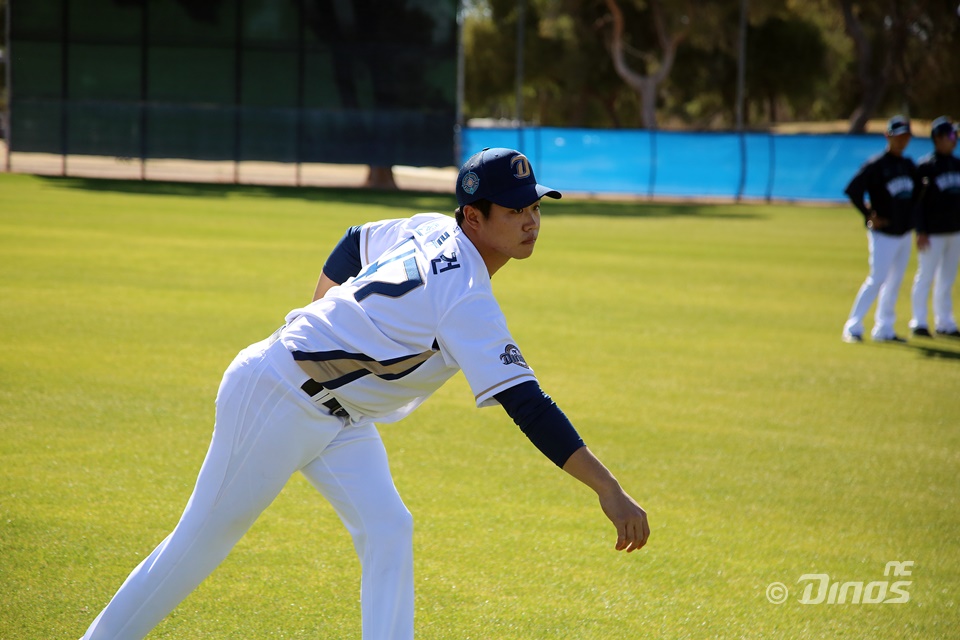NC 투수 전루건은 스프링캠프 라이브 피칭에서 인상적인 투구를 선보였다. 릴리스 포인트에 안정감을 되찾으며 위력적인 공을 던지고 있다. NC 다이노스