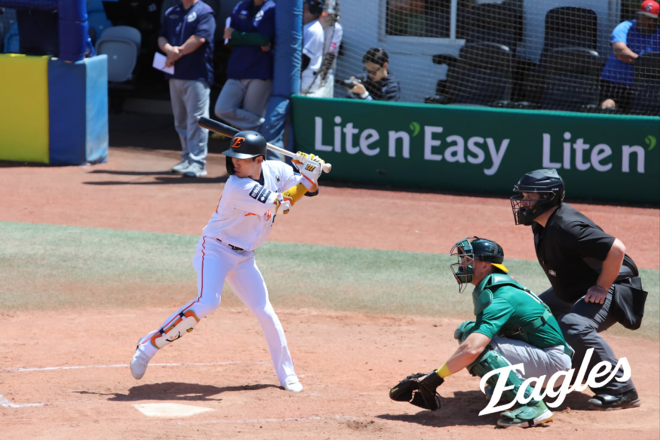 김경문 감독이 이끄는 한화 이글스는 16일 호주 멜버른의 멜버른 볼파크에서 열린 호주 야구 국가대표팀과의 세 번째 연습경기에서 2-2 무승부를 거뒀다. 1차전에서 0-5 4회 우천 노게임, 2차전에서 6-5 역전승을 거둔 한화는 연습경기 1승1무를 기록했다. 한화 이글스