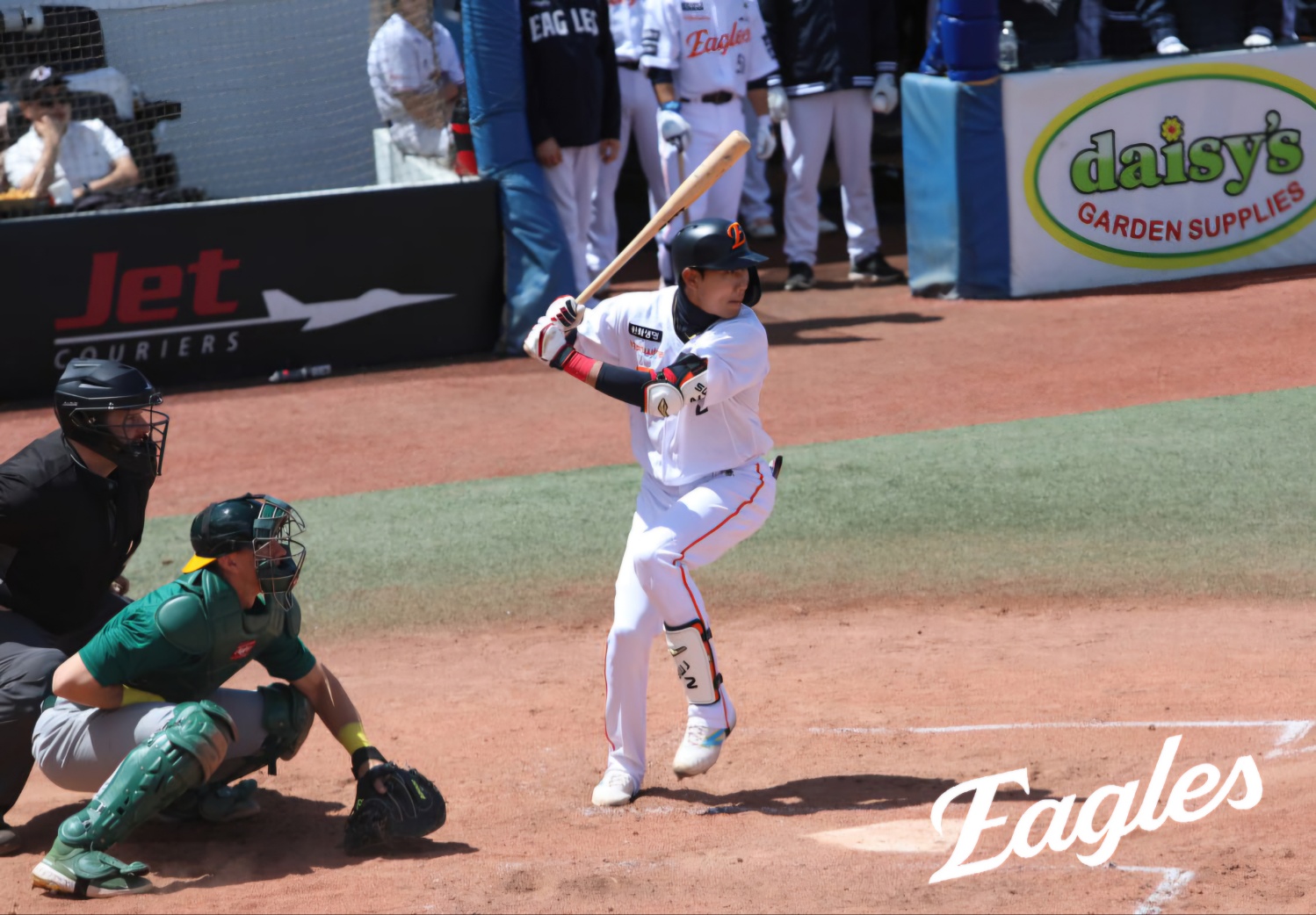 김경문 감독이 이끄는 한화 이글스는 16일 호주 멜버른의 멜버른 볼파크에서 열린 호주 야구 국가대표팀과의 세 번째 연습경기에서 2-2 무승부를 거뒀다. 1차전에서 0-5 4회 우천 노게임, 2차전에서 6-5 역전승을 거둔 한화는 연습경기 1승1무를 기록했다. 한화 이글스