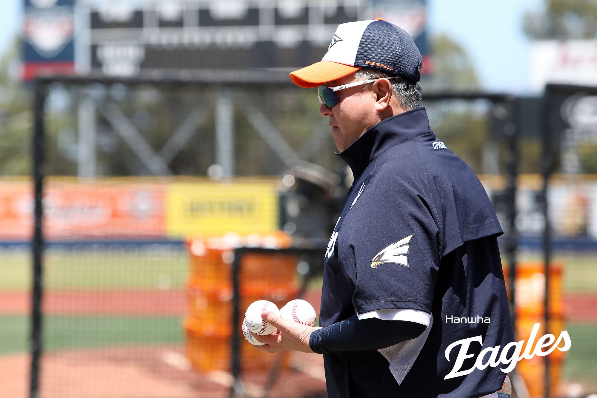 김경문 감독이 이끄는 한화 이글스는 16일 호주 멜버른의 멜버른 볼파크에서 열린 호주 야구 국가대표팀과의 세 번째 연습경기에서 2-2 무승부를 거뒀다. 1차전에서 0-5 4회 우천 노게임, 2차전에서 6-5 역전승을 거둔 한화는 연습경기 1승1무를 기록했다. 한화 이글스