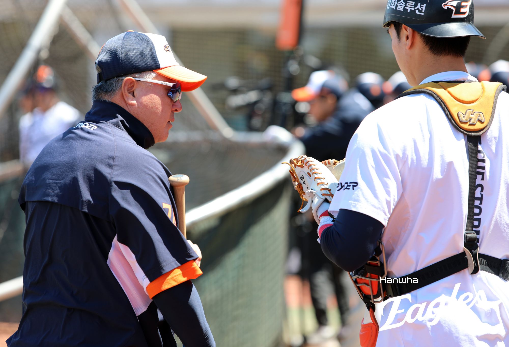 김경문 감독이 이끄는 한화 이글스는 16일 호주 멜버른의 멜버른 볼파크에서 열린 호주 야구 국가대표팀과의 세 번째 연습경기에서 2-2 무승부를 거뒀다. 1차전에서 0-5 4회 우천 노게임, 2차전에서 6-5 역전승을 거둔 한화는 연습경기 1승1무를 기록했다. 한화 이글스