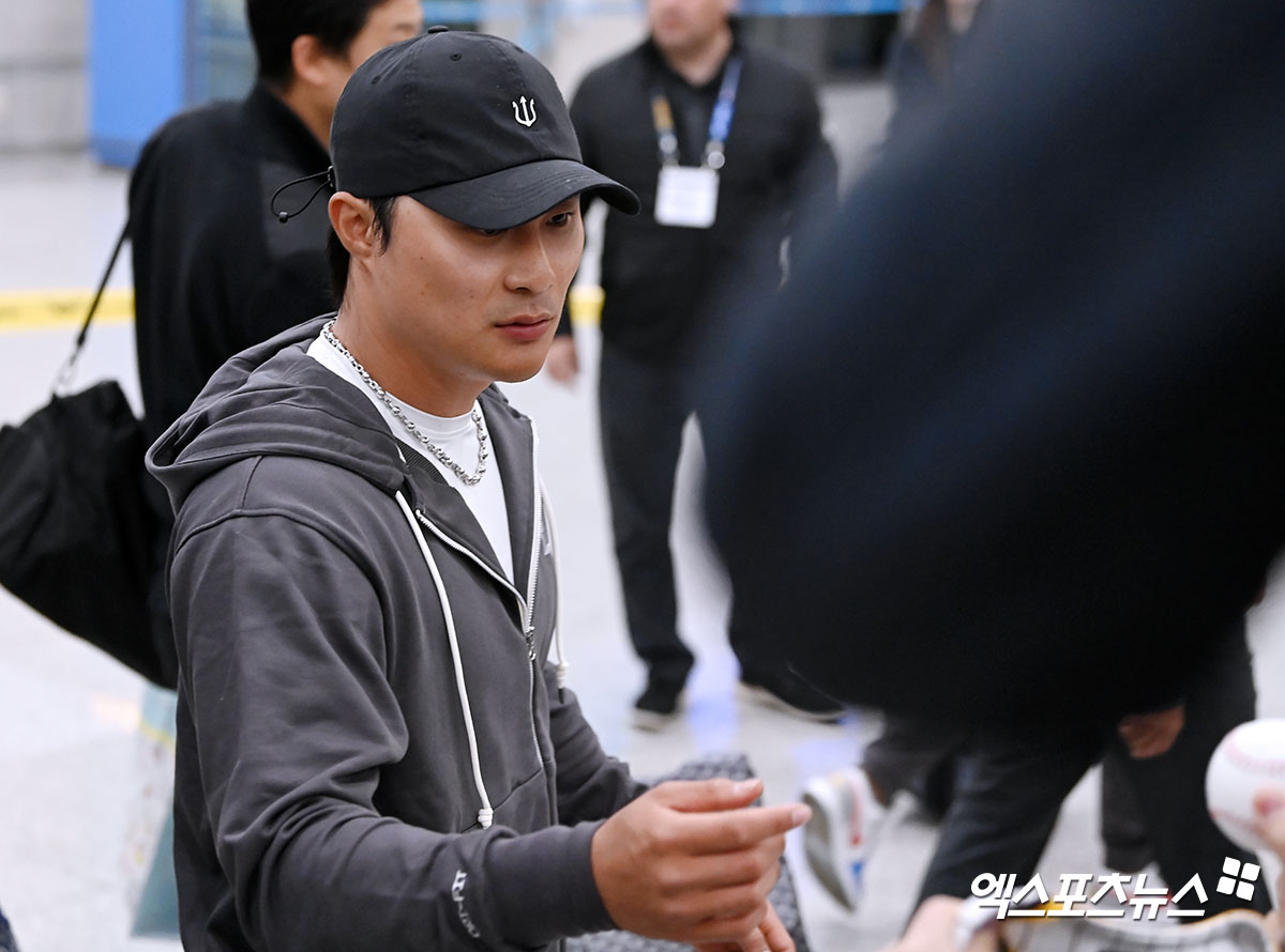 샌디에이고 파드리스 선수단이 '2024 메이저리그 월드투어 서울 시리즈' 참석 차 15일 오전 인천국제공항을 통해 입국했다.  입국장을 빠져나오는 샌디에이고 김하성. 엑스포츠뉴스 DB