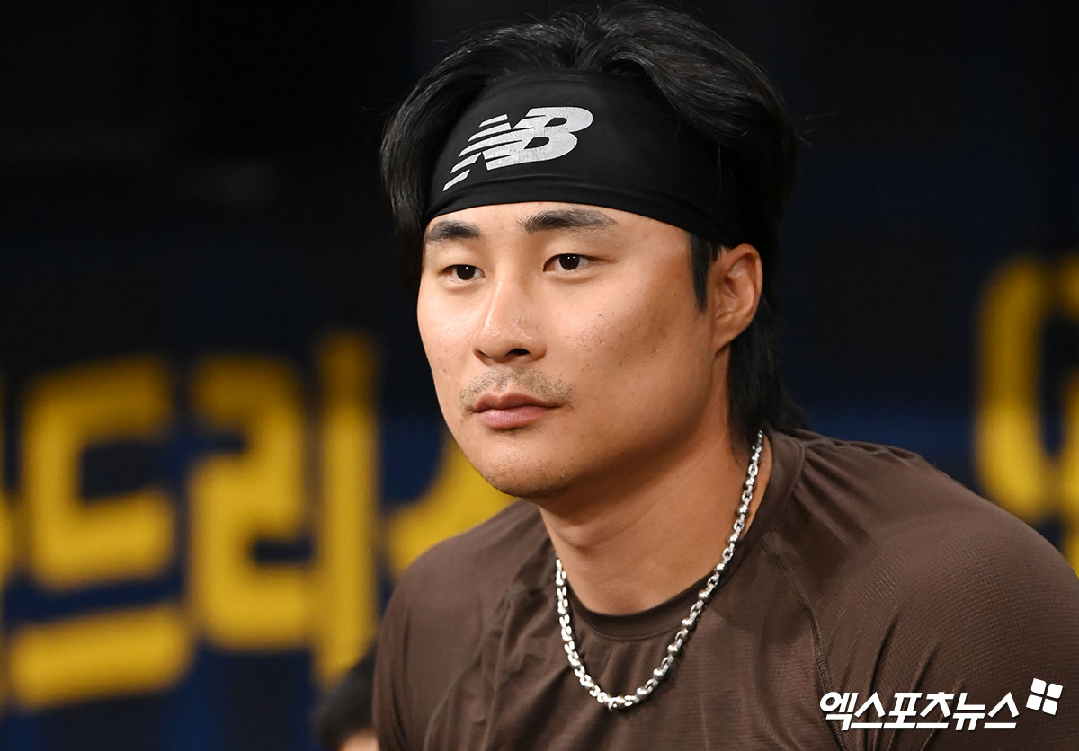 6일 오후 서울 구로구 고척스카이돔에서 '2024 메이저리그 월드투어 서울 시리즈' LA 다저스 공식 훈련이 진행됐다.  샌디에이고 김하성이 LA 다저스 훈련을 지켜보고 있다. 엑스포츠뉴스 DB