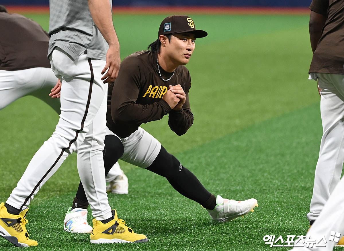 16일 오후 서울 구로구 고척스카이돔에서 '2024 메이저리그 월드투어 서울 시리즈' 샌디에이고 파드리스 훈련이 진행됐다.  이날 훈련에 참석한 샌디에이고 김하성이 웜업을 하고 있다. 엑스포츠뉴스 DB