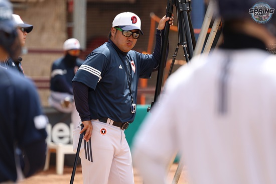 두산 베어스 박석민 타격코치가 호주 시드니 블래가운 스프링캠프에서 선수단을 지도하고 있다. 두산 베어스