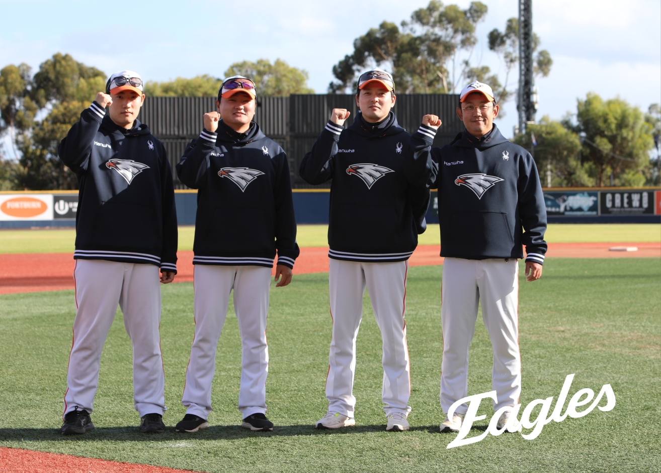 한화 이글스는 호주 멜버른에서 1차 스프링캠프를 진행하고 있다. 한화 손호영, 엄강현, 김연규, 김형욱 코치(왼쪽부터)가 포즈를 취하고 있다. 한화 이글스