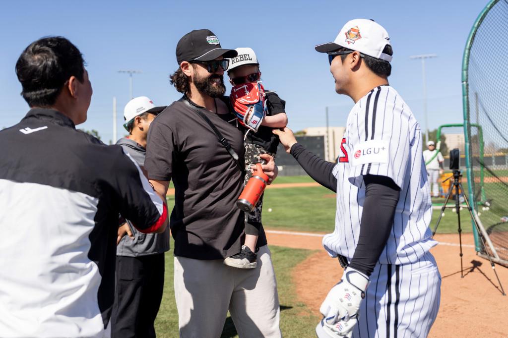 LG 트윈스에서 6년 동안 뛰었던 투수 케이시 켈리가 옛 동료들이 스프링캠프를 진행 중인 애리조나 스코츠데일에 깜짝 방문했다. LG 트윈스