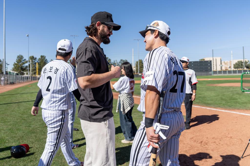 LG 트윈스에서 6년 동안 뛰었던 투수 케이시 켈리가 옛 동료들이 스프링캠프를 진행 중인 애리조나 스코츠데일에 깜짝 방문했다. LG 트윈스