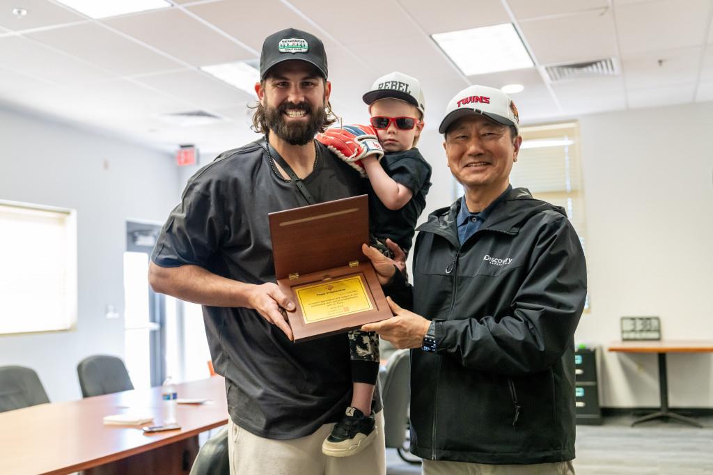 LG 트윈스에서 6년 동안 뛰었던 투수 케이시 켈리가 옛 동료들이 스프링캠프를 진행 중인 애리조나 스코츠데일에 깜짝 방문했다. LG 트윈스