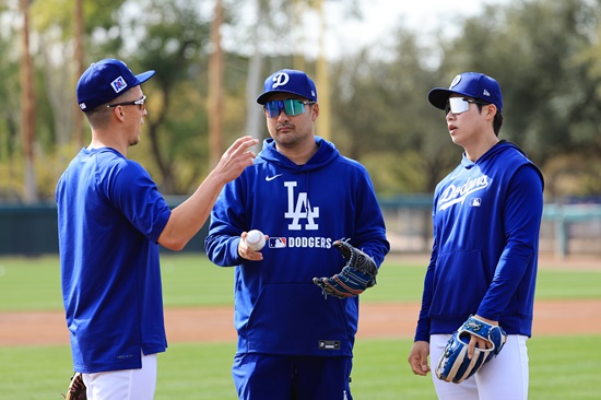 LA 다저스 내야수 김혜성이 팀 선배이자 메이저리그 슈퍼스타 무키 베츠의 진심 어린 격려 속에 스프링캠프 훈련을 소화하고 있다. 연합뉴스