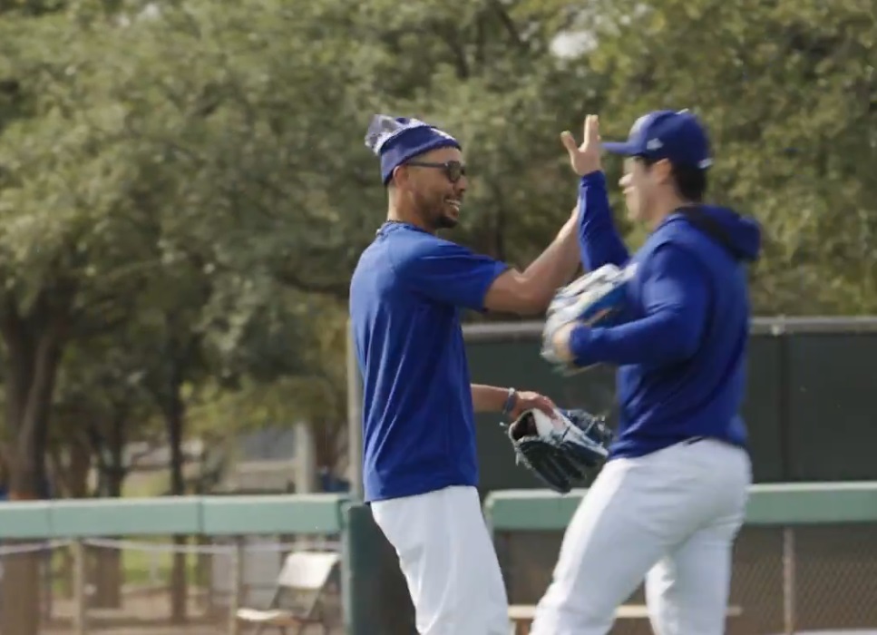 LA 다저스 내야수 김혜성이 팀 선배이자 메이저리그 슈퍼스타 무키 베츠의 진심 어린 격려 속에 스프링캠프 훈련을 소화하고 있다. LA 다저스 SNS