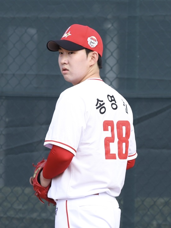 SSG 랜더스 투수 송영진이 캠프 첫 홍백전에서 2이닝 3탈삼진 무실점 쾌투를 펼쳤다. SSG 랜더스