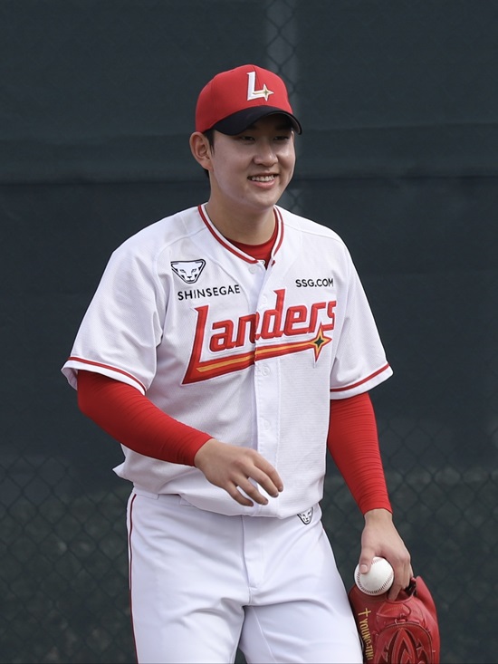 SSG 랜더스 투수 송영진이 캠프 첫 홍백전에서 2이닝 3탈삼진 무실점 쾌투를 펼쳤다. SSG 랜더스