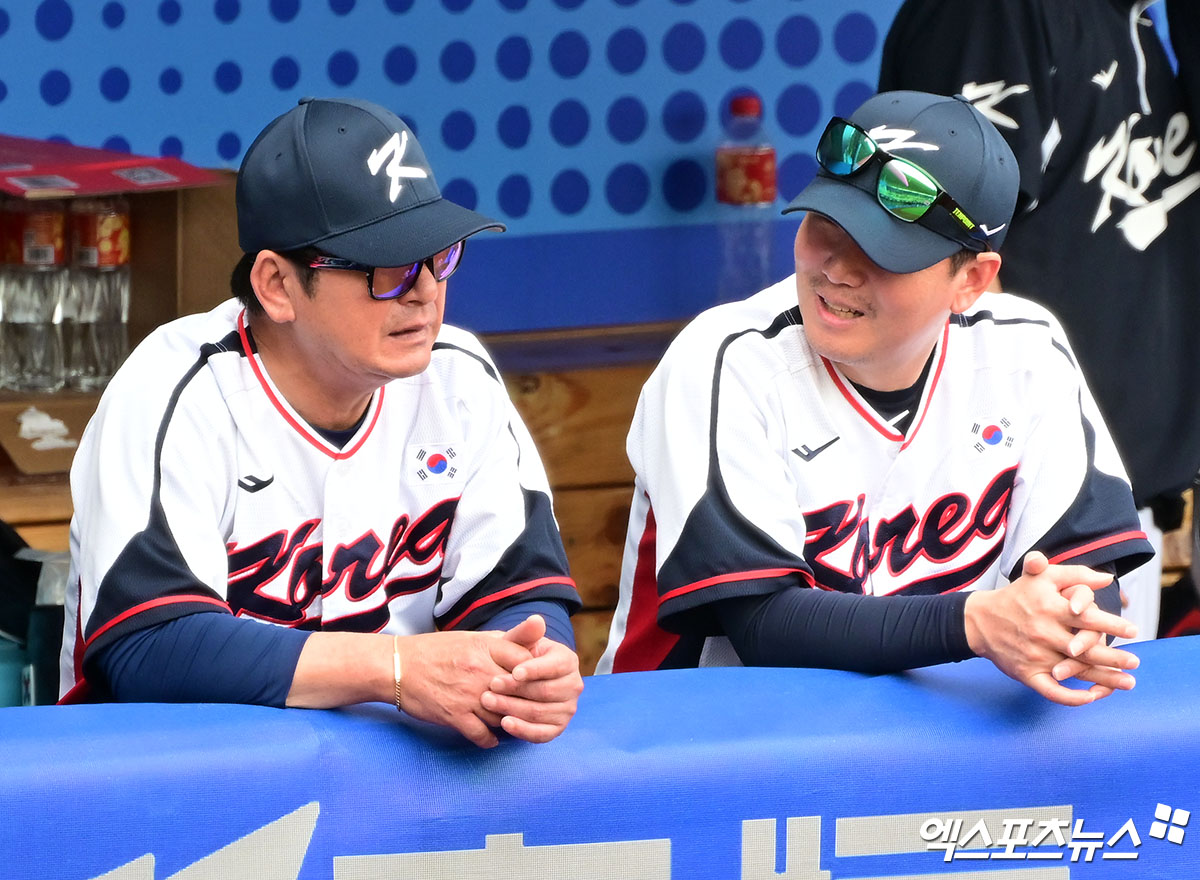 2023년 10월 중국 항저우 사오싱 야구 스포츠 문화센터에서 열린 2022 항저우 아시안게임 야구 조별리그 B조 3차전 대한민국과 태국의 경기, 대한민국 류중일 감독(왼쪽)과 류지현 코치가 대화를 나누고 있다. 엑스포츠뉴스 DB