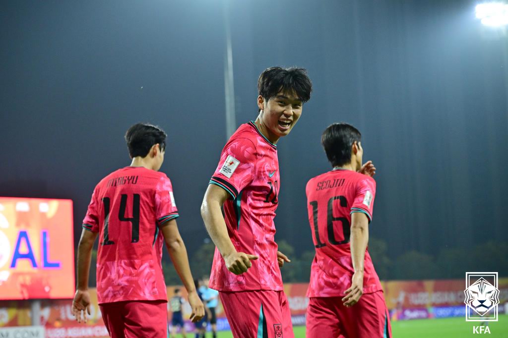 일본 20세 이하(U-20 축구 대표팀이 17일(한국시간) 중국 선전에 있는 룽화 스포츠 센터에서 열린 시리아와의 2024 아시아축구연맹(AFC) U-20 아시안컵 조별리그 D조 2차전에서 2-2로 충격적인 무승부를 거뒀다. 대한축구협회