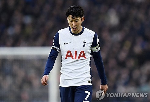 최근 손흥민을 비판한 전 토트넘 홋스퍼 출신 방송인 제이미 오하라가 한국 팬들에게 악성 댓글(악플)을 받고 있다고 고백했다. 하지만 자신의 주장을 굽히지 않았다. 손흥민이 주장직을 내려놓아야 한다고 지적했다. 그러자 안지 포스테코글루 감독은 오하라 의견에 반박하며 손흥민의 손을 들어줬다. 연합뉴스