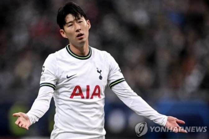 최근 손흥민을 비판한 전 토트넘 홋스퍼 출신 방송인 제이미 오하라가 한국 팬들에게 악성 댓글(악플)을 받고 있다고 고백했다. 하지만 자신의 주장을 굽히지 않았다. 손흥민이 주장직을 내려놓아야 한다고 지적했다. 그러자 안지 포스테코글루 감독은 오하라 의견에 반박하며 손흥민의 손을 들어줬다. 연합뉴스