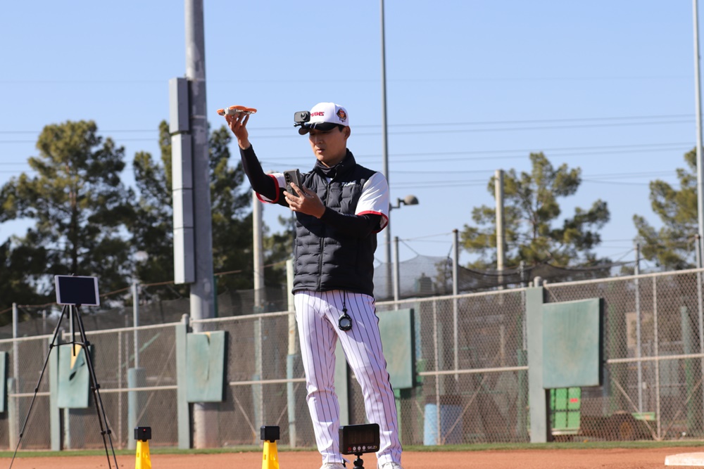 정수성 LG 1군 작전코치는 스프링캠프지에 장비 4개를 들고 와 선수들의 러닝 훈련을 극대화하고 있다. LG 트윈스