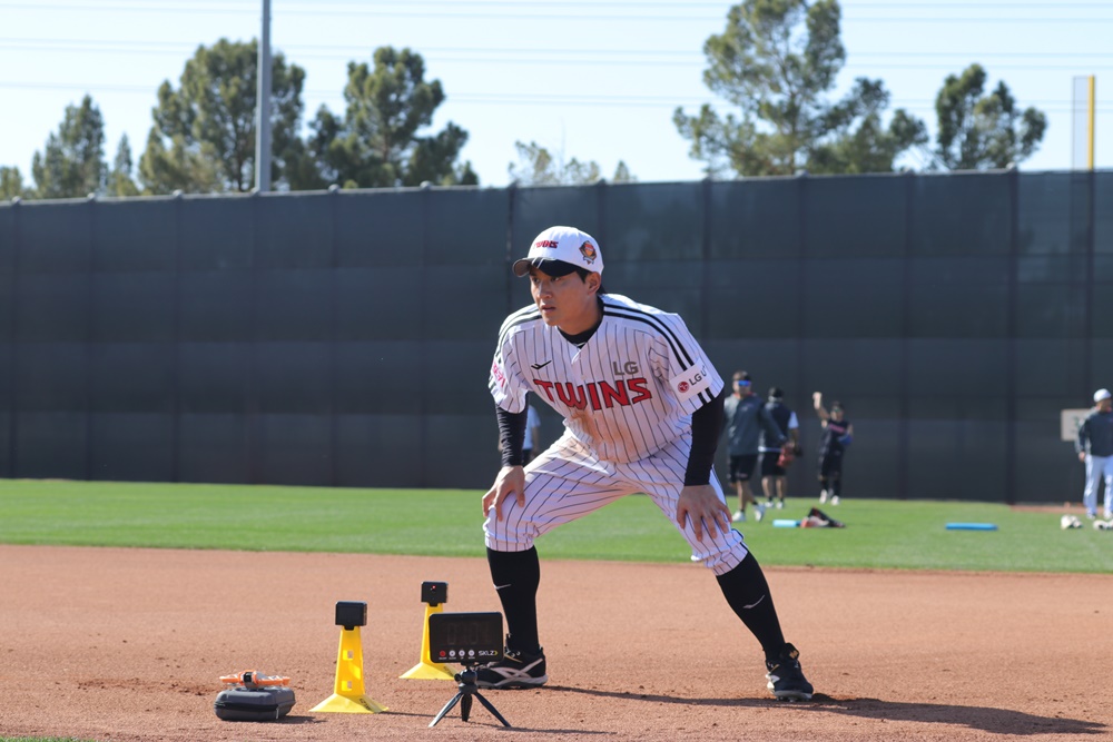 LG 선수단이 베이스 러닝 훈련을 하고 있다. LG 트윈스
