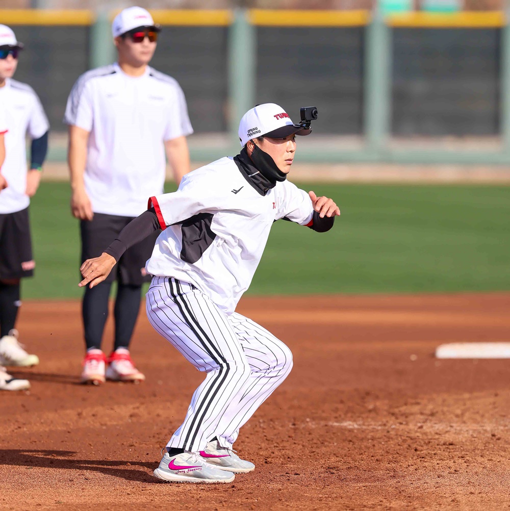 정수성 LG 1군 작전코치는 스프링캠프지에 장비 4개를 들고 와 선수들의 러닝 훈련을 극대화하고 있다. LG 트윈스