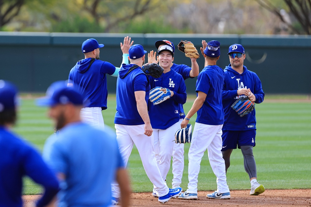 다저스 내야수 김혜성(가운데)은 다가올 2025시즌 많은 기대를 받고 있다. 수비와 주루에서 재능을 뽐내며 팀에 큰 보탬이 되려 한다. 연합뉴스