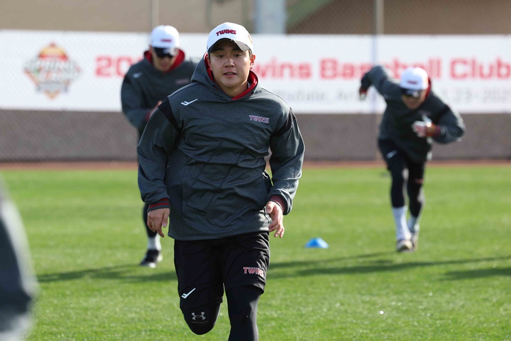 LG 외야수 최원영은 다가올 2025시즌 팀의 외야 백업 1순위로 많은 기대를 받고 있다. 타격과 주루, 수비에서 강점을 보여 염경엽 LG 감독의 눈도장을 찍었다. LG 트윈스