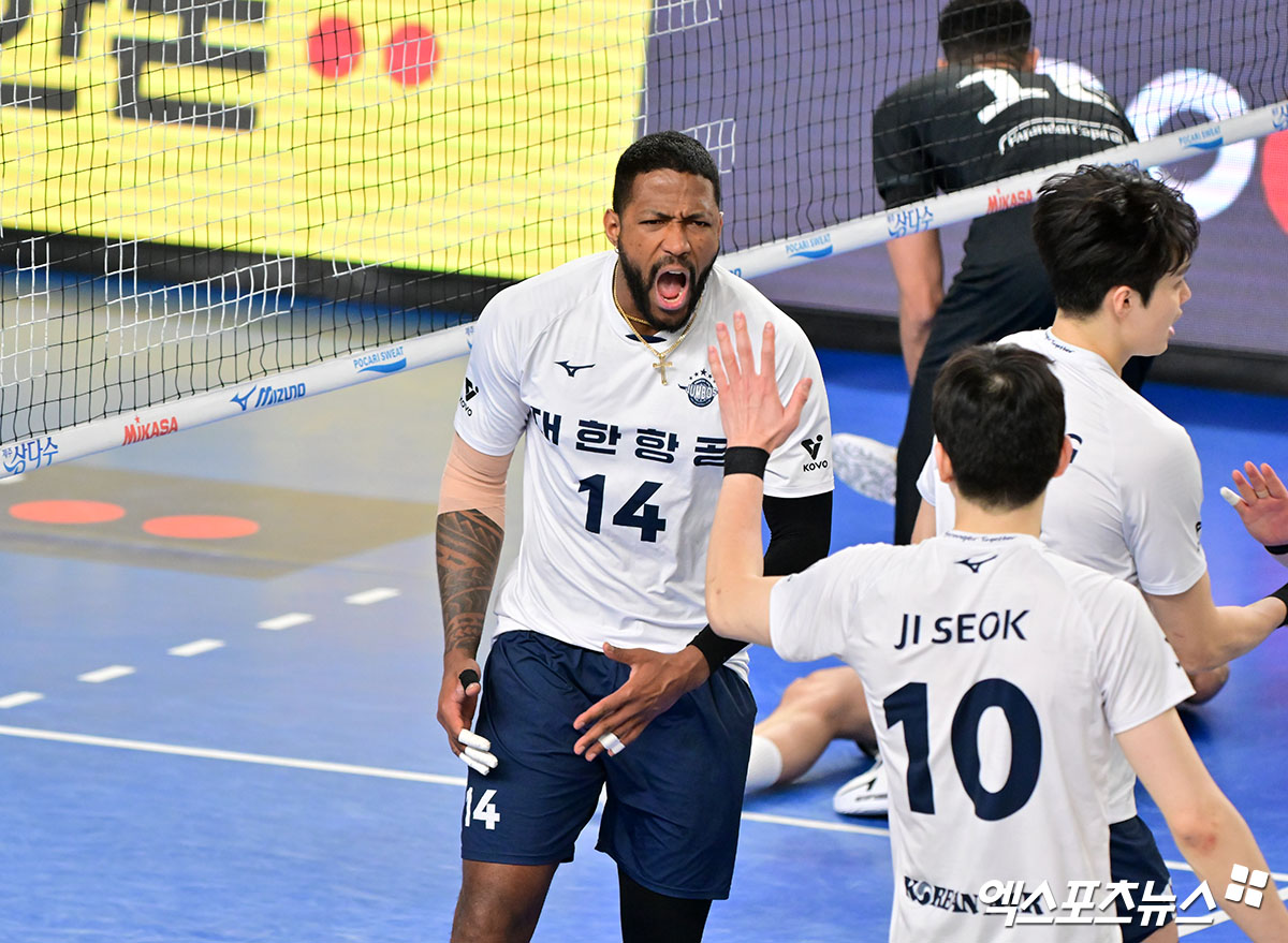 남자 프로배구 대한항공의 요스바니가 18일 천안유관순체육관에서 열린 2024-2025 도드람 V리그 남자부 5라운드 현대캐피탈과의 원정 경기에서 양 팀 최다 득점을 기록하며 팀의 연패 탈출을 이끌었다. 사진 김한준 기자 