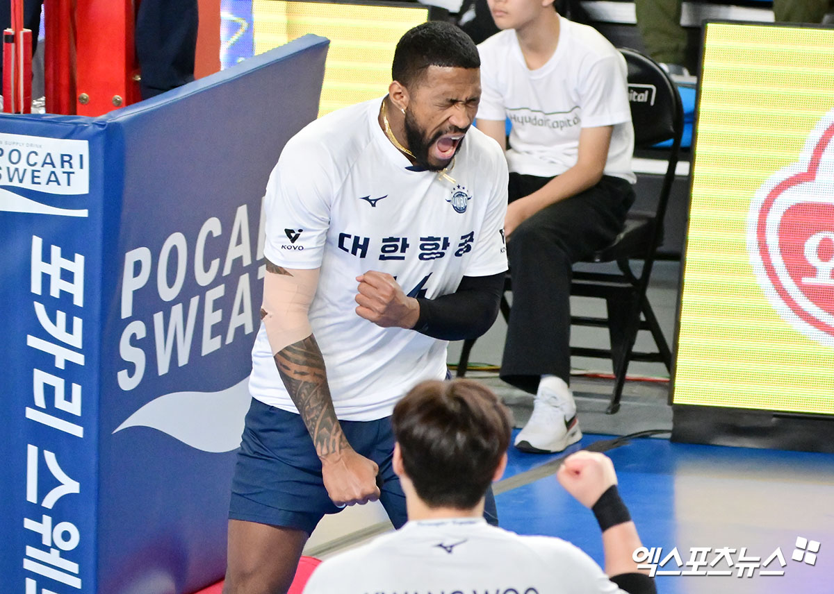 남자 프로배구 대한항공의 요스바니가 18일 천안유관순체육관에서 열린 2024-2025 도드람 V리그 남자부 5라운드 현대캐피탈과의 원정 경기에서 양 팀 최다 득점을 기록하며 팀의 연패 탈출을 이끌었다. 사진 김한준 기자 