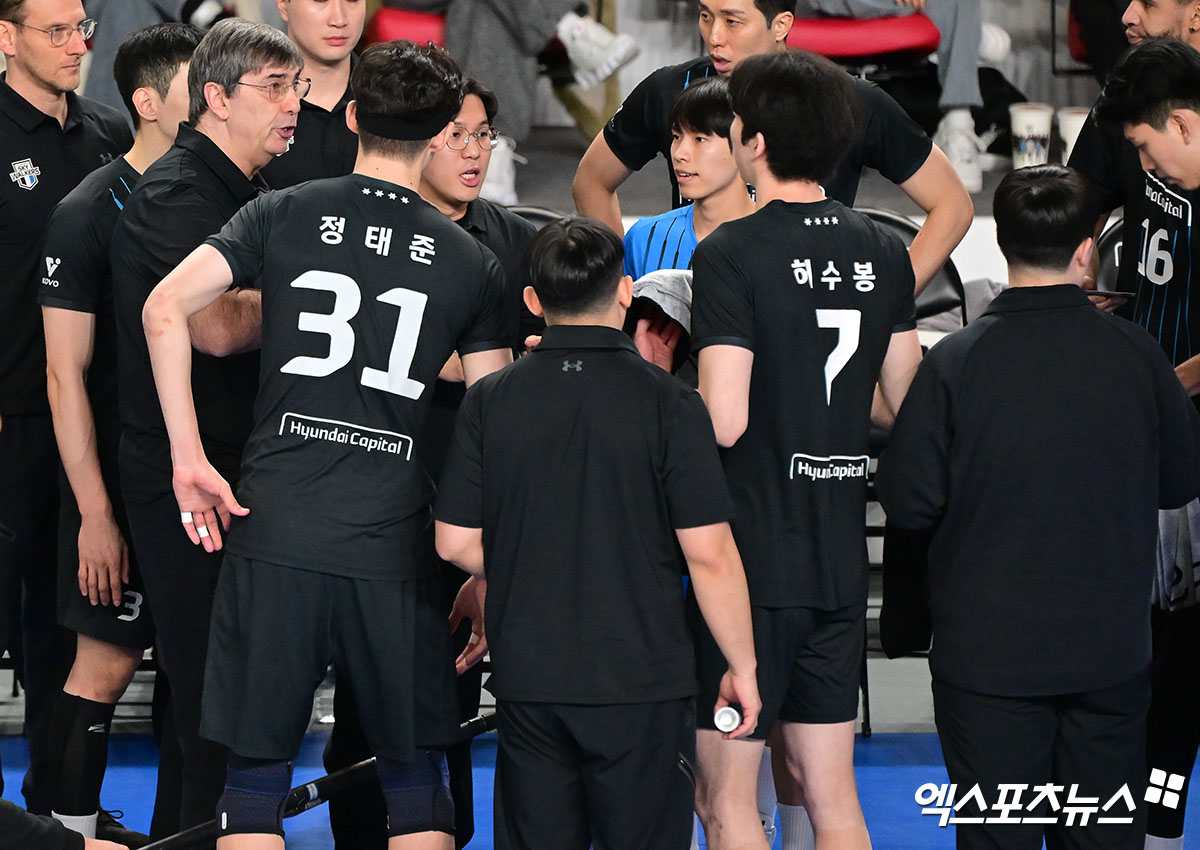 남자 프로배구 단독 선두 현대캐피탈이 18일 천안유관순체육관에서 열린 2024-2025 도드람 V리그 남자부 5라운드 대한항공과의 홈 경기에서 패하며 정규시즌 1위 확정이 다음으로 미뤄졌다. 사진 김한준 기자