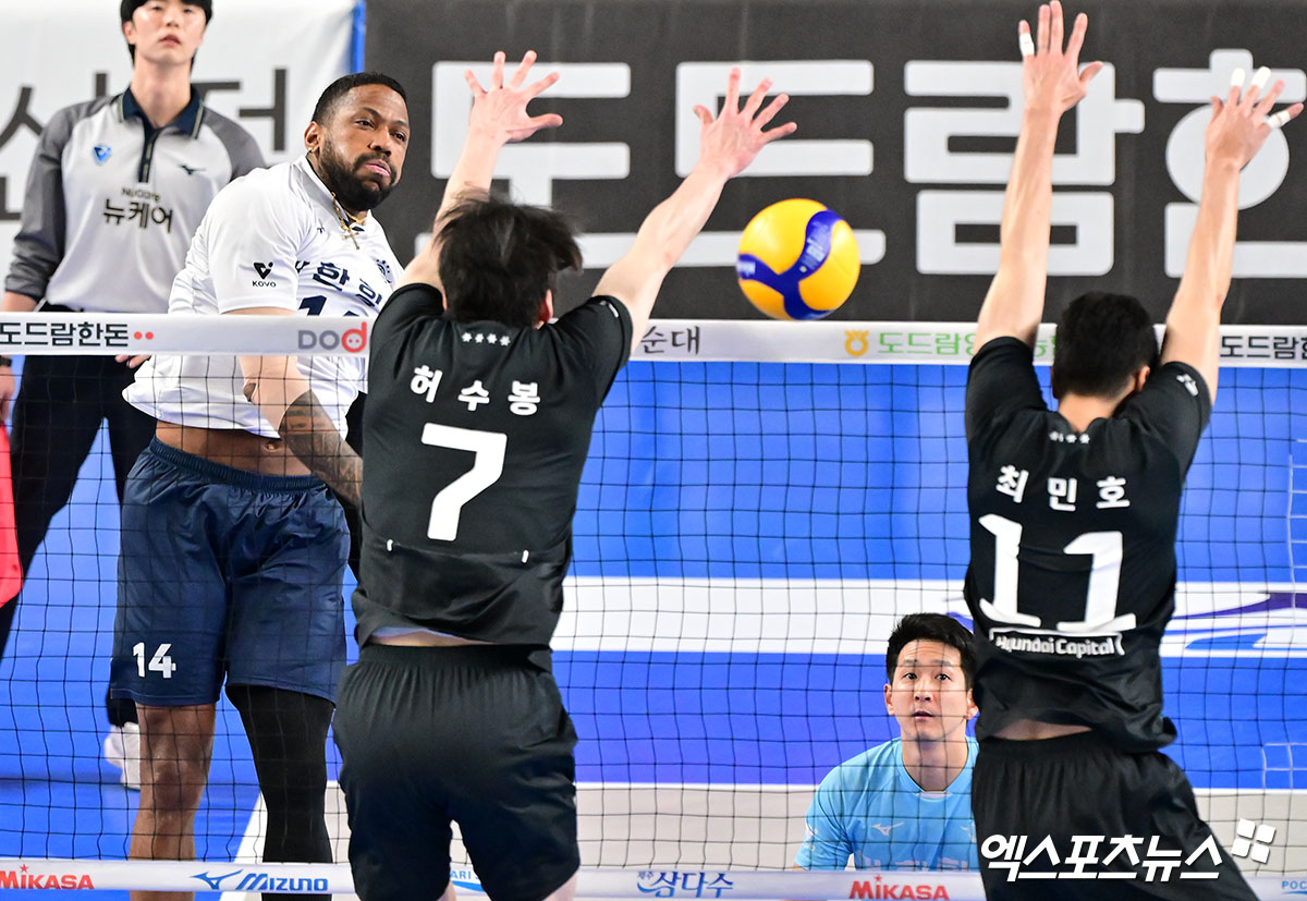 남자 프로배구 대한항공의 요스바니가 18일 천안유관순체육관에서 열린 2024-2025 도드람 V리그 남자부 5라운드 현대캐피탈과의 원정 경기에서 양 팀 최다 득점을 기록하며 팀의 연패 탈출을 이끌었다. 사진 김한준 기자 