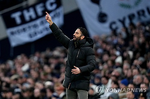 영국 매체 '데일리 메일'이 18일(한국시간) 맨유 선수단이 부진을 이어가면서 후벵 아모림 감독의 전술에 대해 의문을 갖기 시작했다고 보도했다. 연합뉴스