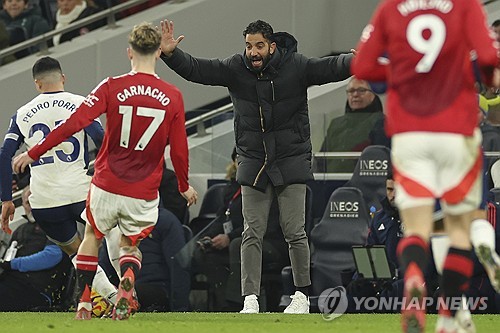 영국 매체 '데일리 메일'이 18일(한국시간) 맨유 선수단이 부진을 이어가면서 후벵 아모림 감독의 전술에 대해 의문을 갖기 시작했다고 보도했다. 연합뉴스