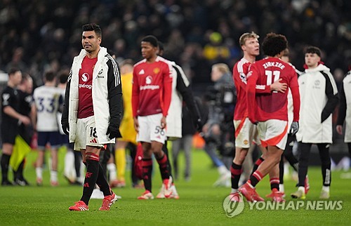영국 매체 '데일리 메일'이 18일(한국시간) 맨유 선수단이 부진을 이어가면서 후벵 아모림 감독의 전술에 대해 의문을 갖기 시작했다고 보도했다. 연합뉴스