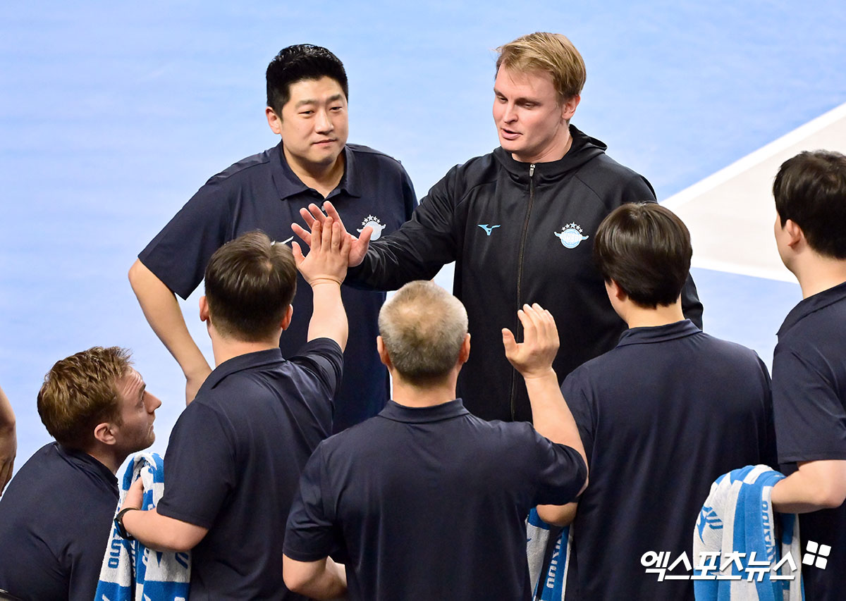 토미 틸리카이넨 감독이 이끄는 남자 프로배구 대한항공이 대한항공은 18일 천안 유관순체육관에서 열린 2024-2025 도드람 V리그 남자부 5라운드 현대캐피탈과 원정 경기에서 세트 스코어 3-1(25-19 25-13 22-25 25-19)로 이겼다. 사진 김한준 기자 