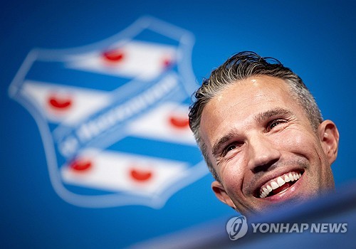 페예노르트는 23일(한국시간) 구단 공식 홈페이지를 통해 판페르시가 페예노르트의 정식 감독이 됐다고 발표했다. 페예노르트 출신 판페르시는 다음주 월요일부터 1군을 이끌 것이라며 판페르시와 2027년 여름까지 계약을 체결했다고 발표했다. 연합뉴스