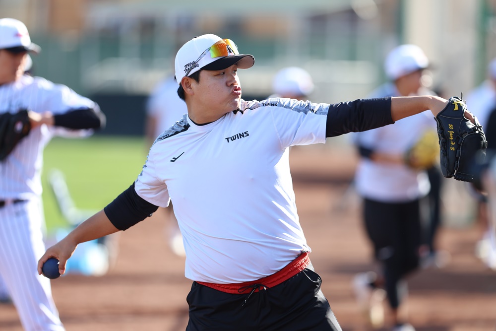 LG 투수 장현식은 지난 16일(현지시간) 저녁 보행 중 미끄러운 길 탓에 오른발을 헛디뎠다. 오른쪽 발목 염좌가 발생해 한국행 비행기에 탑승. 병원 정밀검사를 진행할 예정이다. LG 트윈스