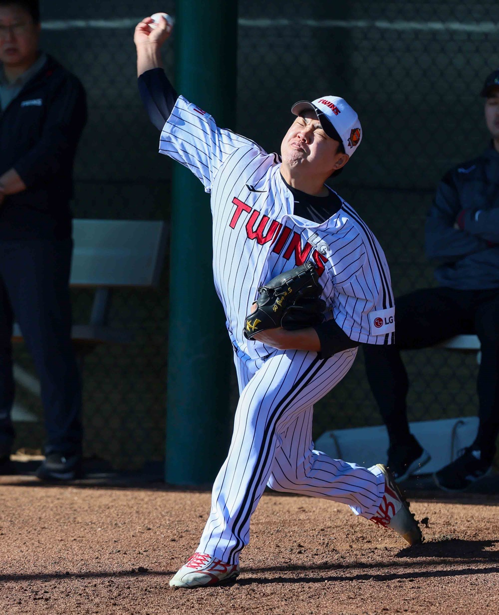 LG 투수 장현식은 지난 16일(현지시간) 저녁 보행 중 미끄러운 길 탓에 오른발을 헛디뎠다. 오른쪽 발목 염좌가 발생해 한국행 비행기에 탑승. 병원 정밀검사를 진행할 예정이다. LG 트윈스