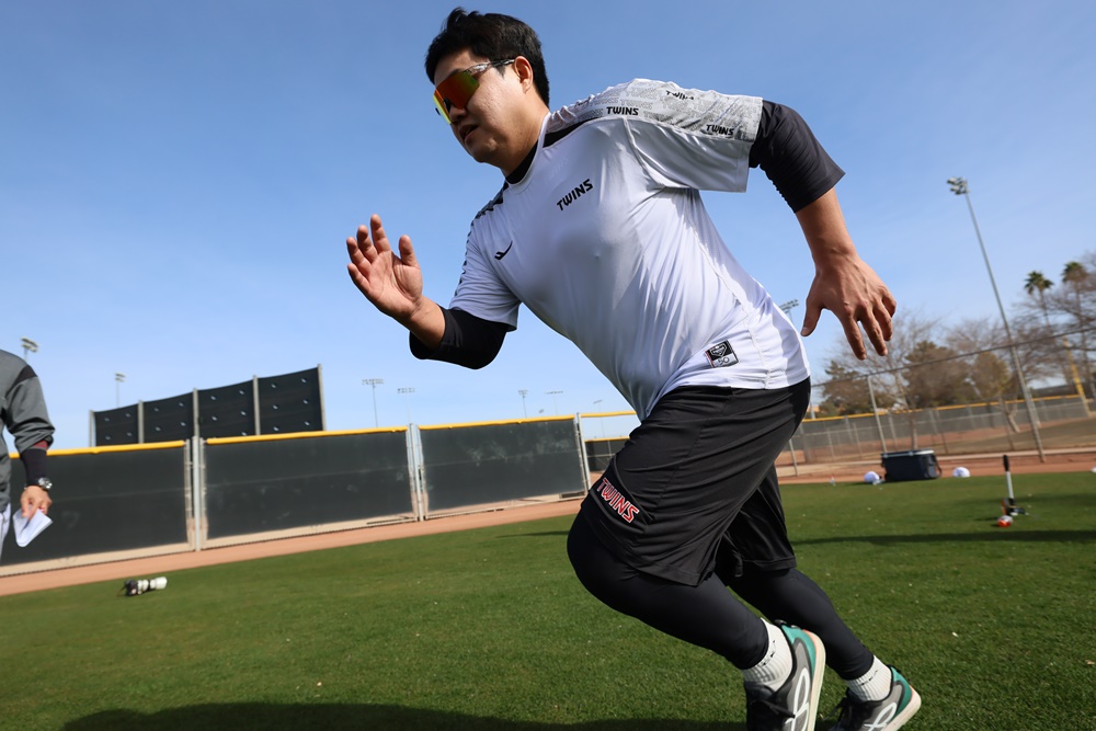 LG 투수 장현식은 지난 16일(현지시간) 저녁 보행 중 미끄러운 길 탓에 오른발을 헛디뎠다. 오른쪽 발목 염좌가 발생해 한국행 비행기에 탑승. 병원 정밀검사를 진행할 예정이다. LG 트윈스