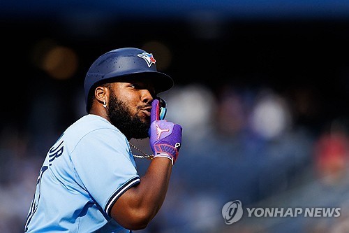 토론토 내야수 게레로 주니어는 소속팀과 연장 계약을 거절했다. FA 시장에 나서 나머지 29개 팀의 얘기를 들어볼 전망이다. 연합뉴스 AFP