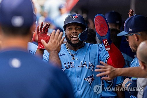 토론토 내야수 게레로 주니어는 소속팀과 연장 계약을 거절했다. FA 시장에 나서 나머지 29개 팀의 얘기를 들어볼 전망이다. 연합뉴스 AFP