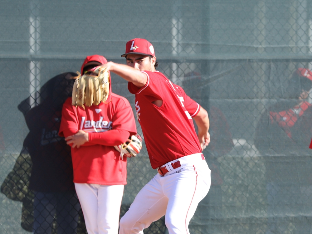 SSG 랜더스가 미국 현지시간 기준 18일 플로리다주 베로비치 1차 스프링캠프에서 두 번째 홍백전을 치렀다. 홍팀 선발투수로 마운드에 오른 미치 화이트는 1이닝 1피안타 무사사구 1탈삼진 무실점을 기록했다. SSG 랜더스