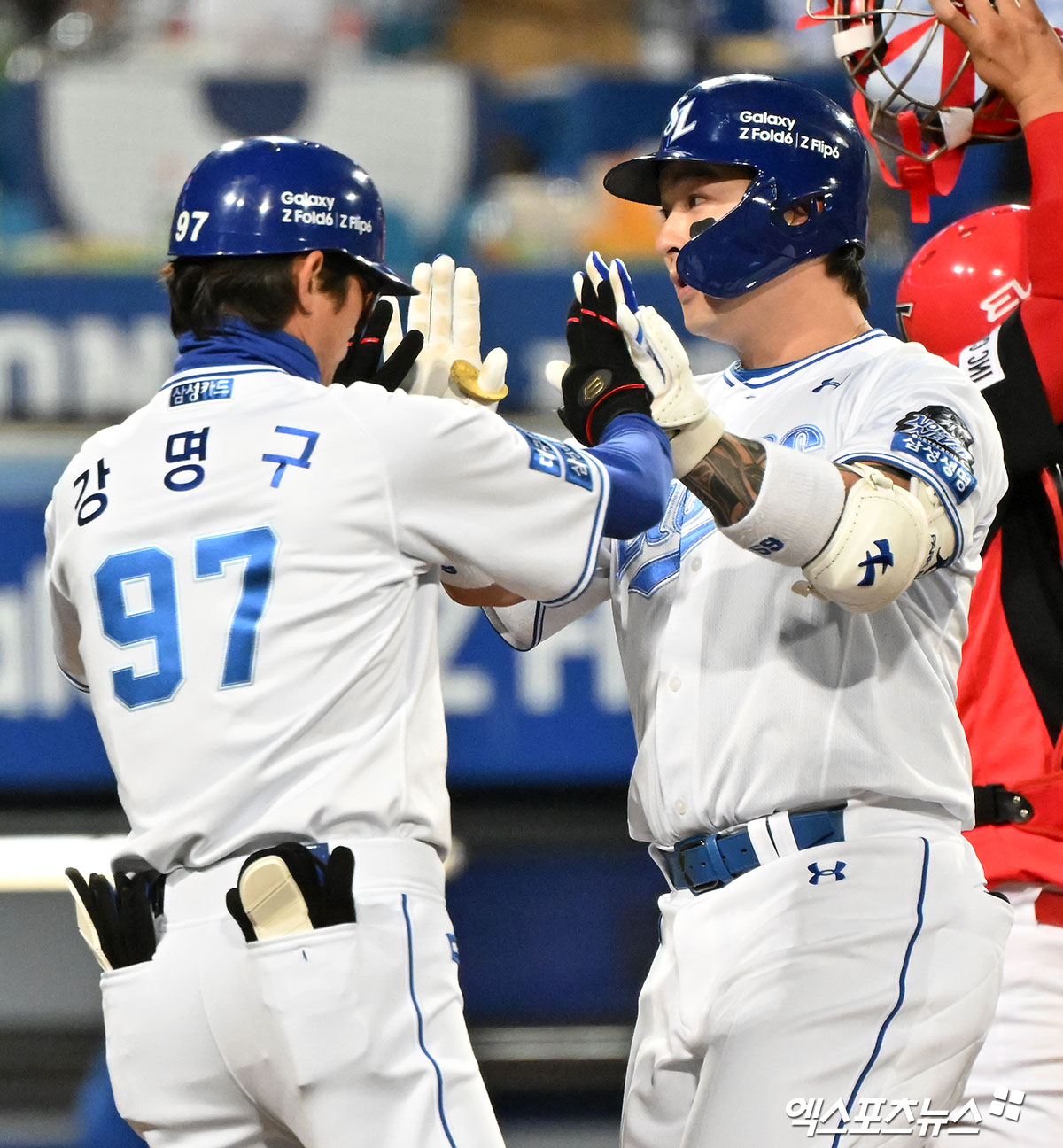 25일 오후 대구삼성라이온즈파크에서 열린 '2024 신한 SOL Bank KBO 한국시리즈' KIA 타이거즈와 삼성 라이온즈의 3차전 경기, 7회말 삼성 박병호가 솔로 홈런을 날린 후 강명구 코치와 하이파이브를 하고 있다. 엑스포츠뉴스 DB