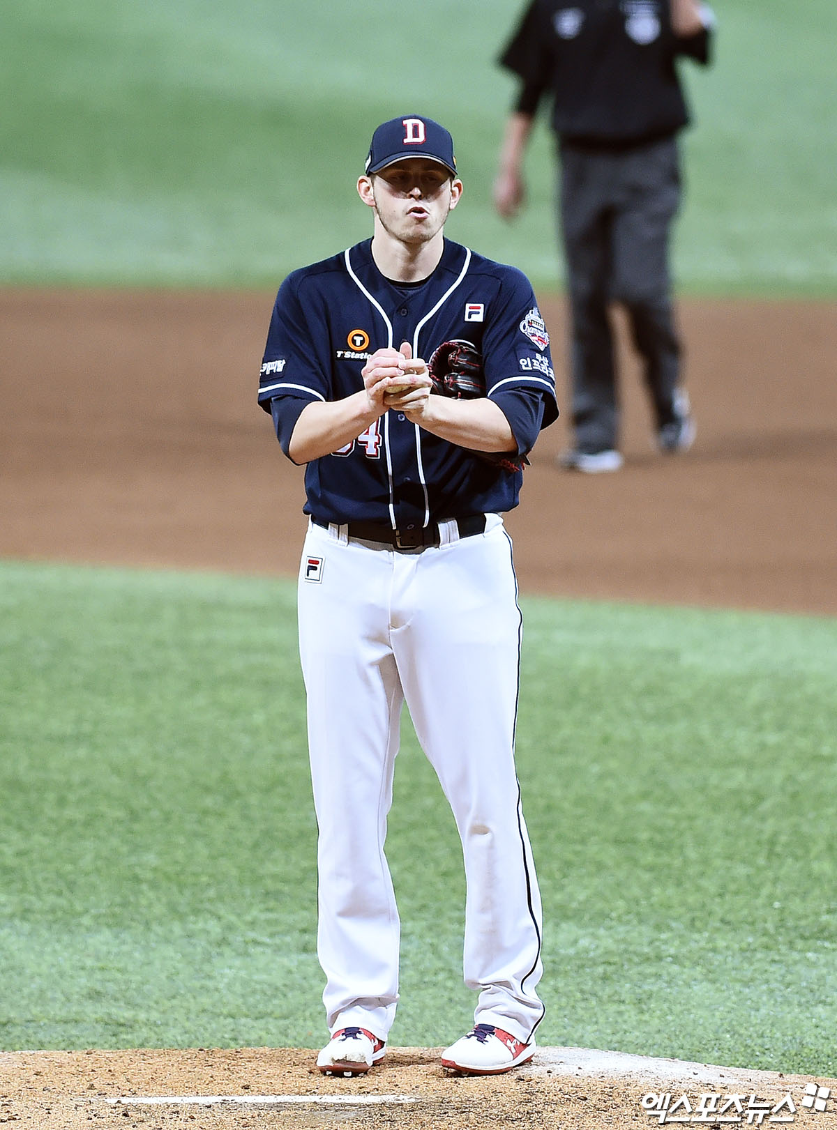 23일 오후 서울 구로구 고척스카이돔에서 열린 '2020 신한은행 SOL KBO 포스트시즌' 두산 베어스와 NC 다이노스의 한국시리즈 5차전 경기, 5회말 무사 두산 선발투수 플렉센이 NC 선두타자 노진혁에게 볼넷을 허용한 뒤 아쉬워하고 있다. 엑스포츠뉴스 DB