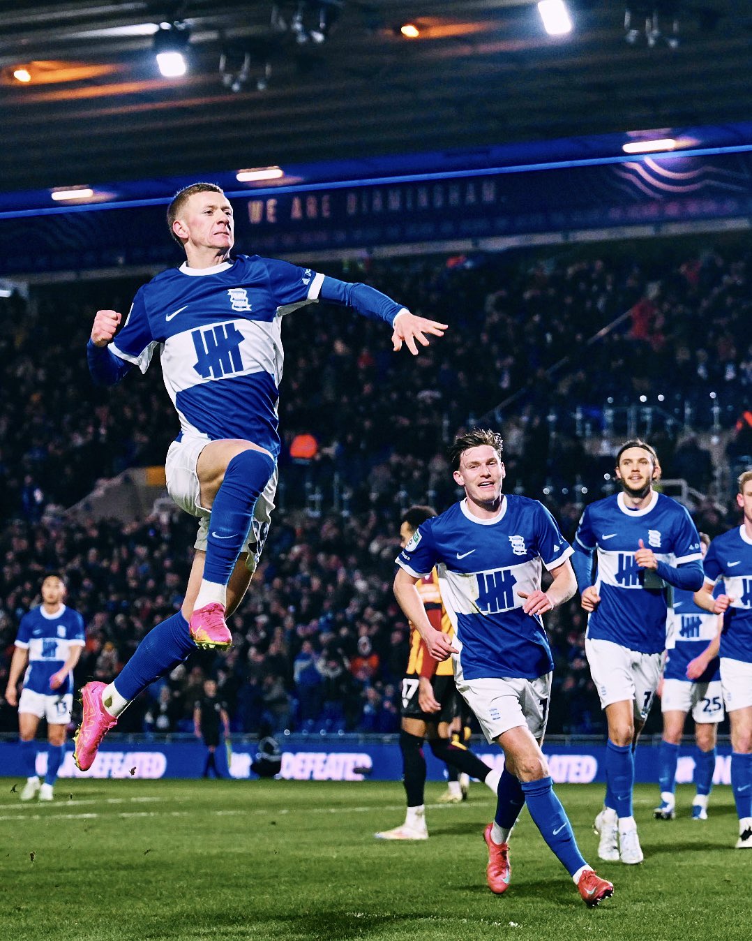 크리스 데이비스 감독이 이끄는 버밍엄이 19일(한국시간) 영국 버밍엄에 있는 홈구장 세인트 앤드루스 경기장에서 열린 브래드포드와의 2024-2025시즌 잉글랜드풋볼리그(EFL) 트로피 준결승에서 2-1로 승리했다. 이미 카라바오컵과 FA컵에서 떨어진 버밍엄은 2~4부 팀들이 참가하는 EFL 트로피 대회에서 결승에 진출하며 영국 축구의 성지 웸블리 스타디움에서 트로피 도전에 나서게 된다. 버밍엄