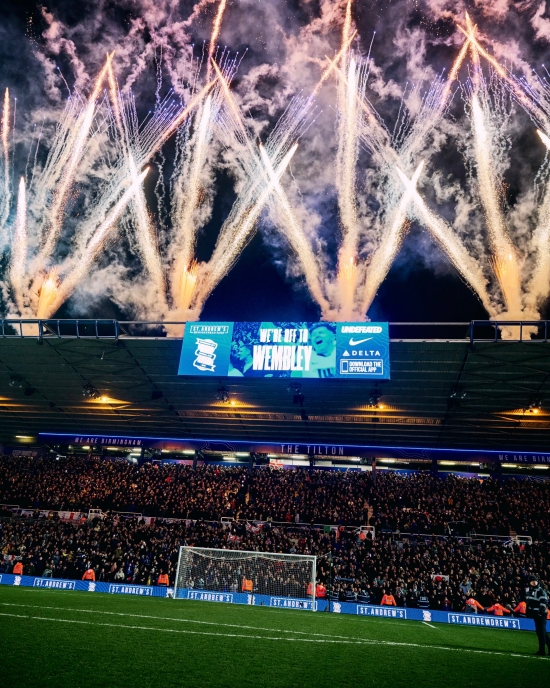 크리스 데이비스 감독이 이끄는 버밍엄이 19일(한국시간) 영국 버밍엄에 있는 홈구장 세인트 앤드루스 경기장에서 열린 브래드포드와의 2024-2025시즌 잉글랜드풋볼리그(EFL) 트로피 준결승에서 2-1로 승리했다. 이미 카라바오컵과 FA컵에서 떨어진 버밍엄은 2~4부 팀들이 참가하는 EFL 트로피 대회에서 결승에 진출하며 영국 축구의 성지 웸블리 스타디움에서 트로피 도전에 나서게 된다. 버밍엄