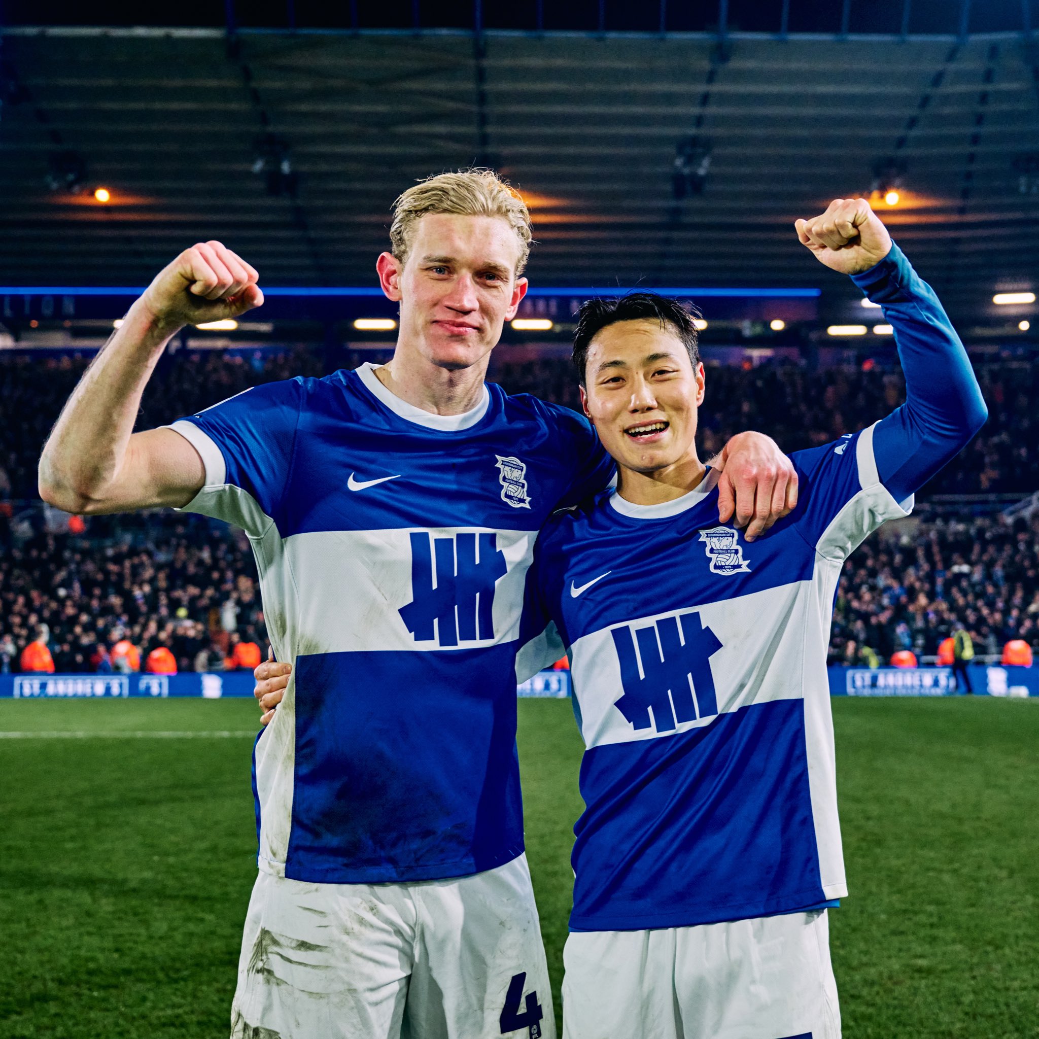 크리스 데이비스 감독이 이끄는 버밍엄이 19일(한국시간) 영국 버밍엄에 있는 홈구장 세인트 앤드루스 경기장에서 열린 브래드포드와의 2024-2025시즌 잉글랜드풋볼리그(EFL) 트로피 준결승에서 2-1로 승리했다. 이미 카라바오컵과 FA컵에서 떨어진 버밍엄은 2~4부 팀들이 참가하는 EFL 트로피 대회에서 결승에 진출하며 영국 축구의 성지 웸블리 스타디움에서 트로피 도전에 나서게 된다. 버밍엄