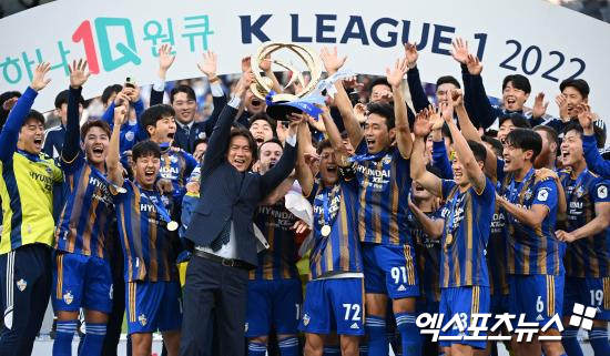 크리스 데이비스 감독이 이끄는 버밍엄이 19일(한국시간) 영국 버밍엄에 있는 홈구장 세인트 앤드루스 경기장에서 열린 브래드포드와의 2024-2025시즌 잉글랜드풋볼리그(EFL) 트로피 준결승에서 2-1로 승리했다. 이미 카라바오컵과 FA컵에서 떨어진 버밍엄은 2~4부 팀들이 참가하는 EFL 트로피 대회에서 결승에 진출하며 영국 축구의 성지 웸블리 스타디움에서 트로피 도전에 나서게 된다. 엑스포츠뉴스DB