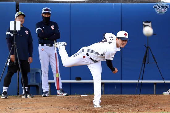 두산 베어스 투수 홍건희가 호주 블랙타운 스프링캠프에서 훈련에 임하고 있다. 두산 베어스