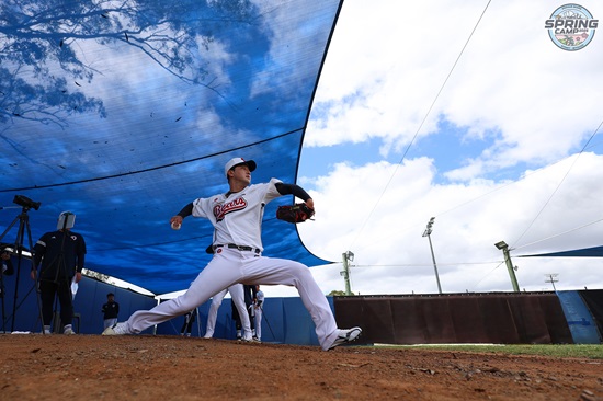 두산 베어스 투수 홍건희가 호주 블랙타운 스프링캠프에서 훈련에 임하고 있다. 두산 베어스